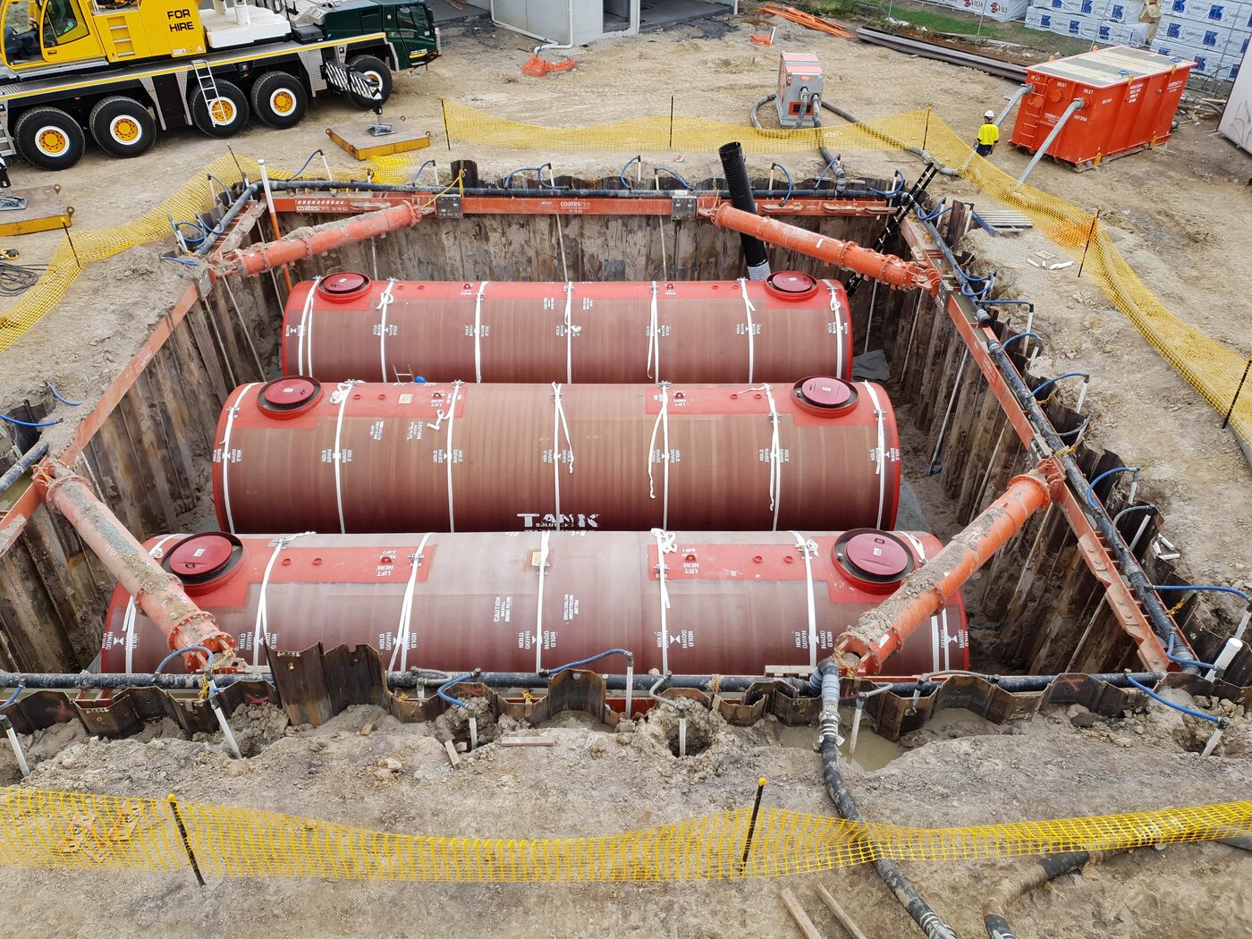 Underground fuel tank installation with sheet piling retention